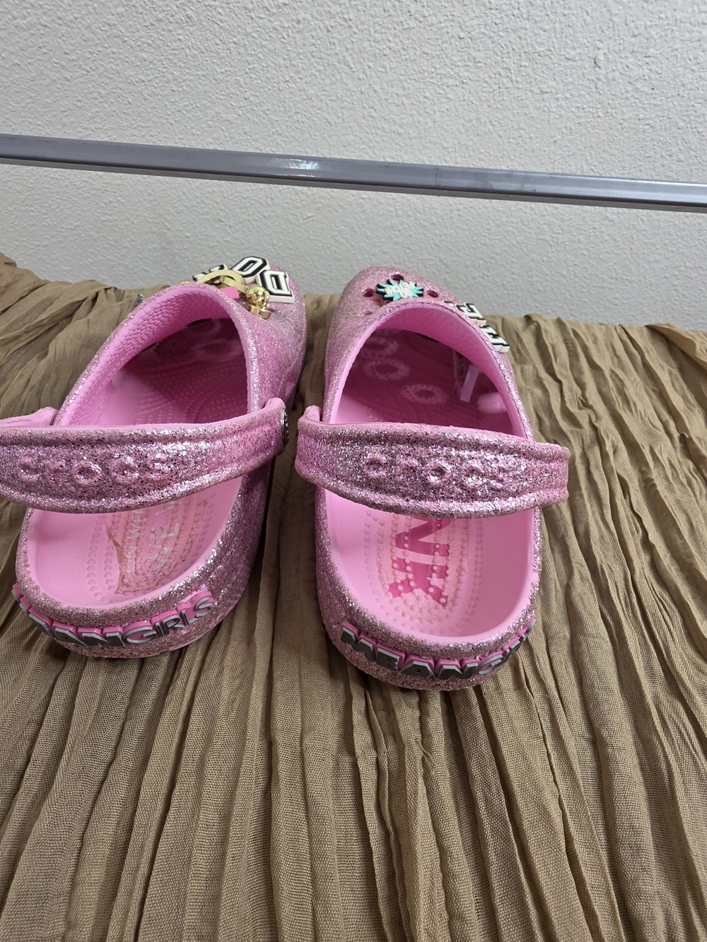 Crocs Mean Girls Pink Glitter Classic Clogs Women’s 7 Men’s 5 - Picture 15 of 16